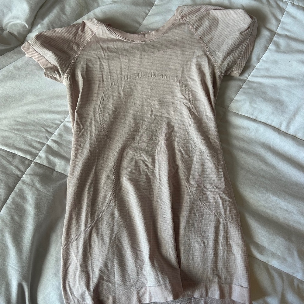 Lululemon Tee in Strawberry Milkshake Size 4